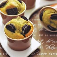 濃いグリーンティー」とオレオクッキーのカップケーキ